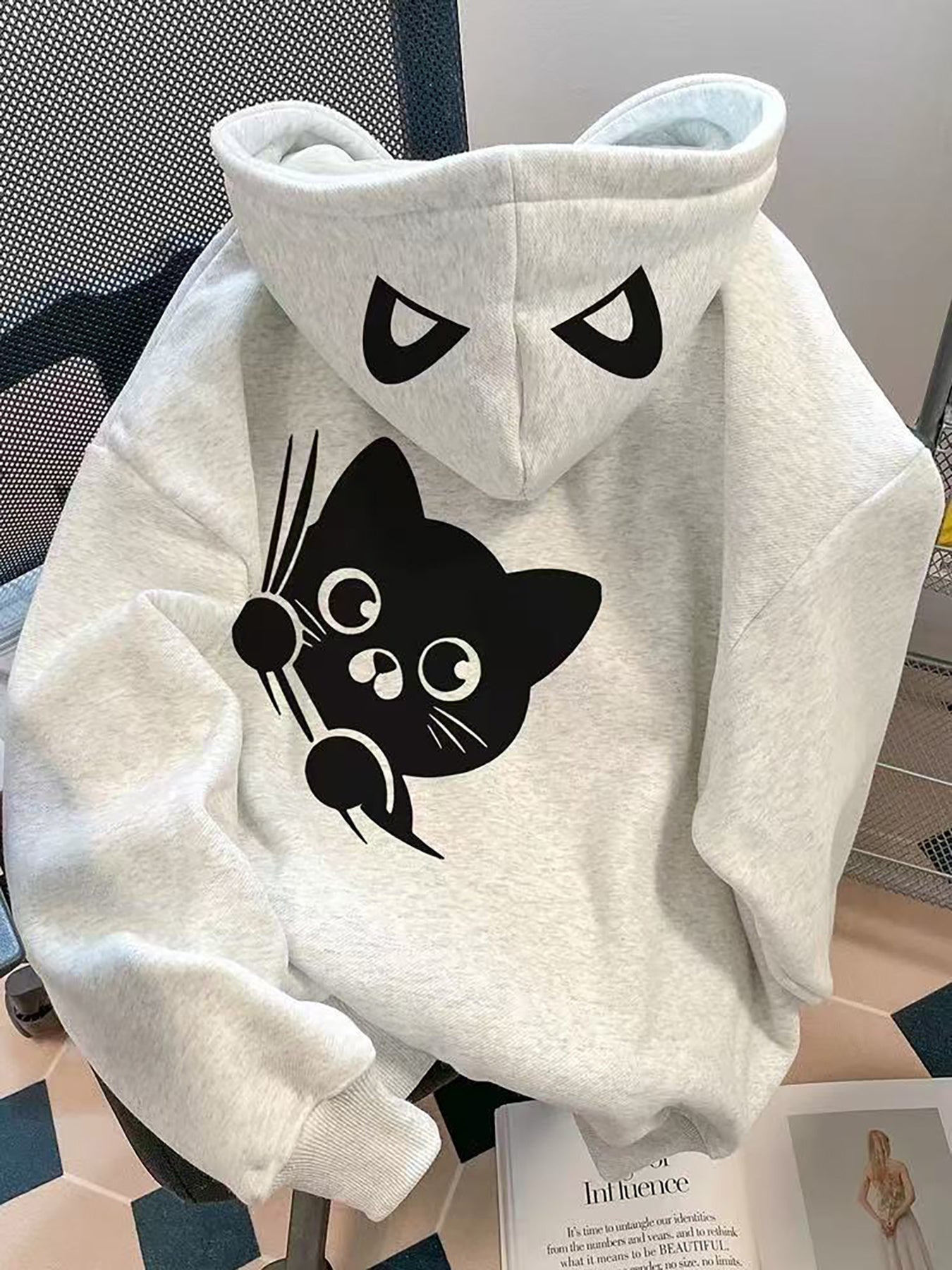 Sweat à Capuche Gris Clair avec Motif Chat Noir
