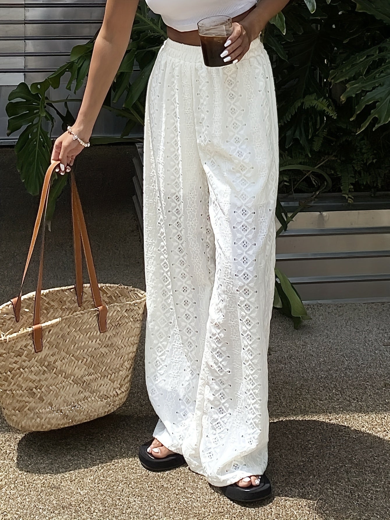 Pantalon large femme style bohème chic pour été, dentelle ajourée, taille élastique, idéal plage et vacances