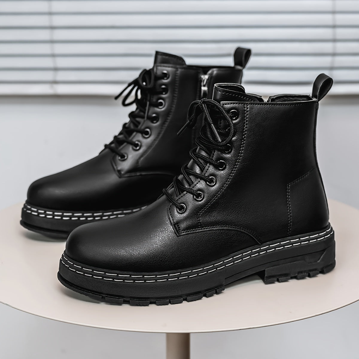 Bottines noires montantes à lacets et semelle épaisse
