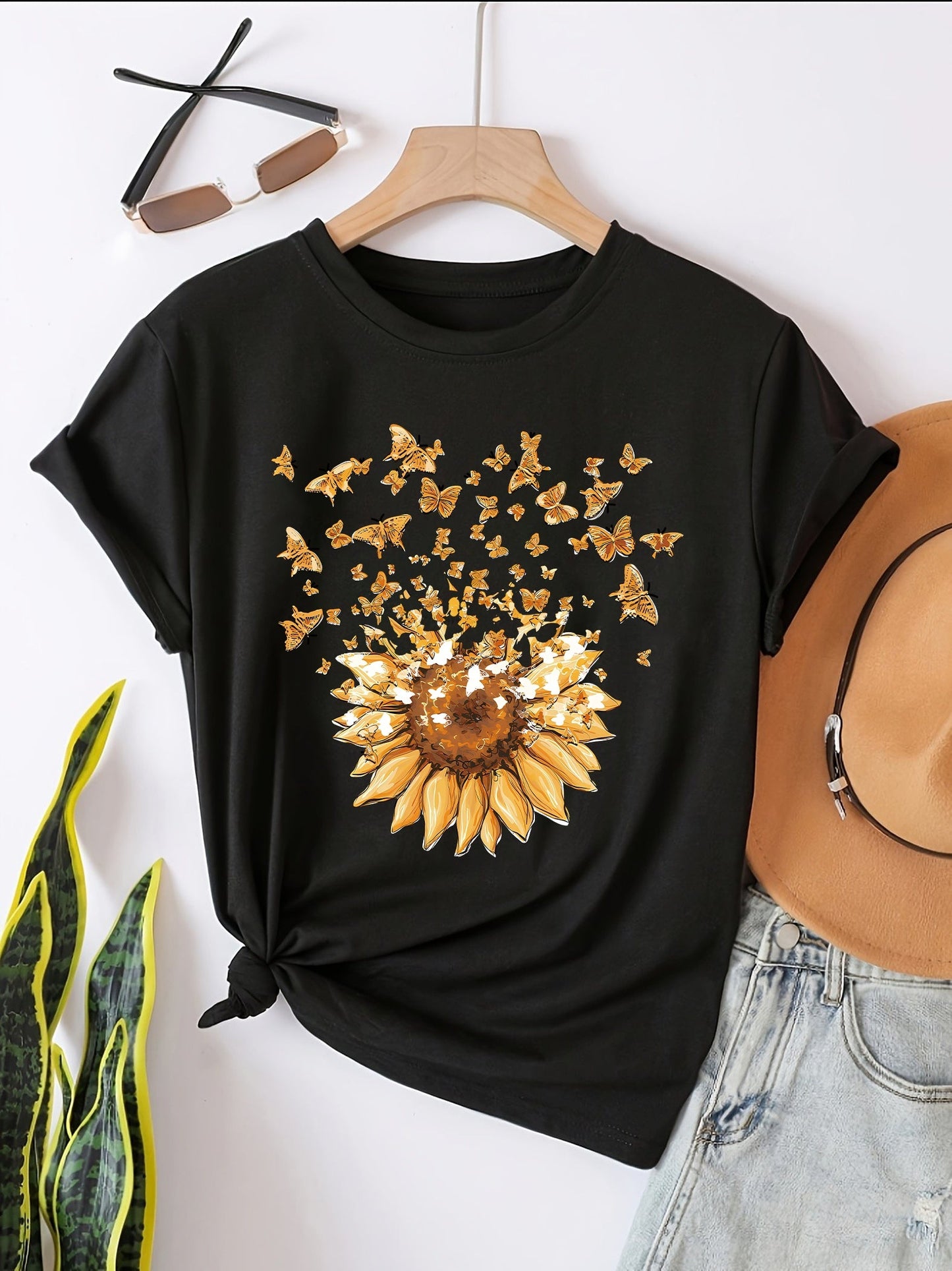 T-shirt femme style casual motif tournesol et papillons, imprimé tendance pour le printemps-été