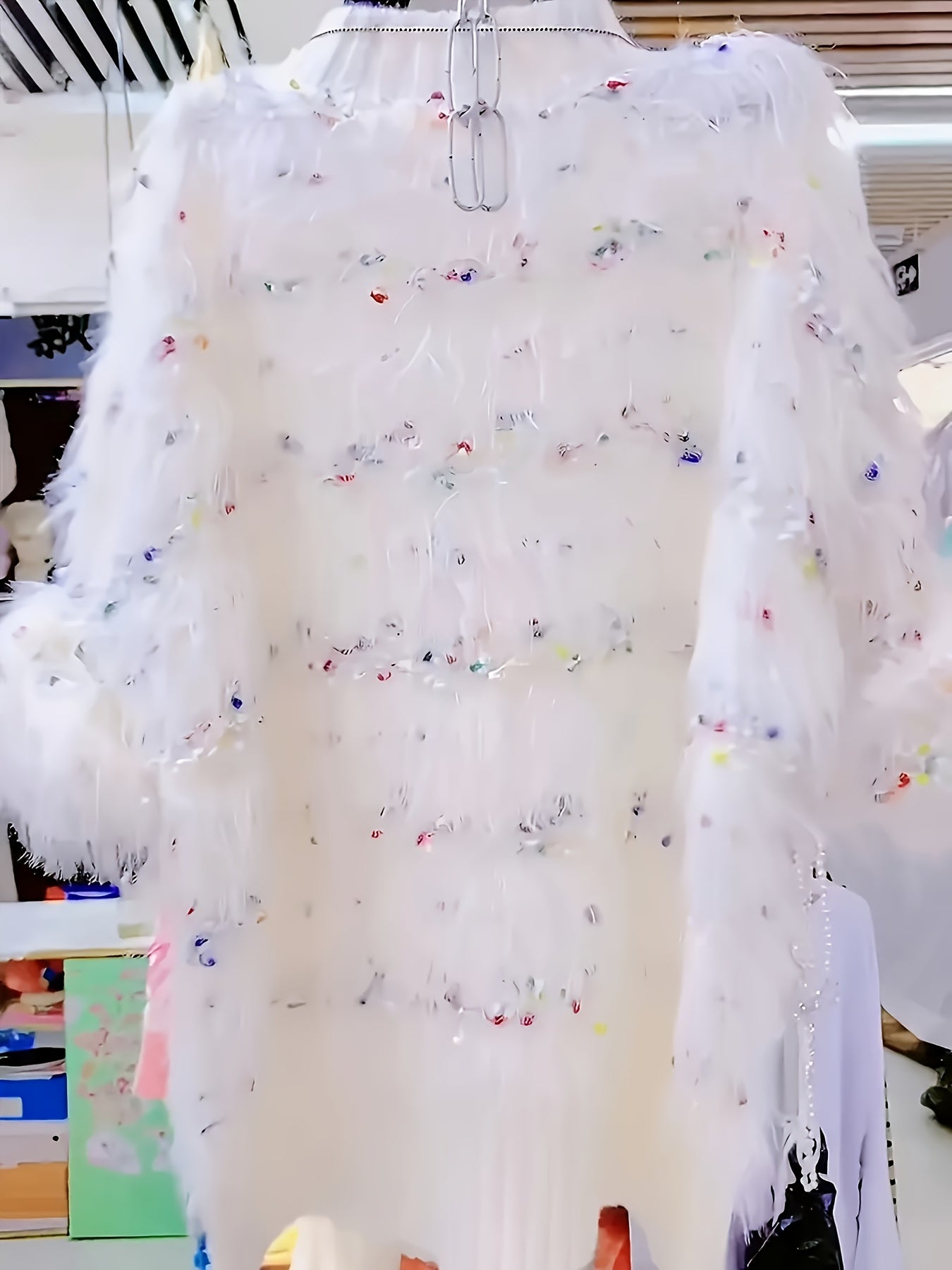 Pull femme doux à franges blanches et touches de couleur, col rond côtelé