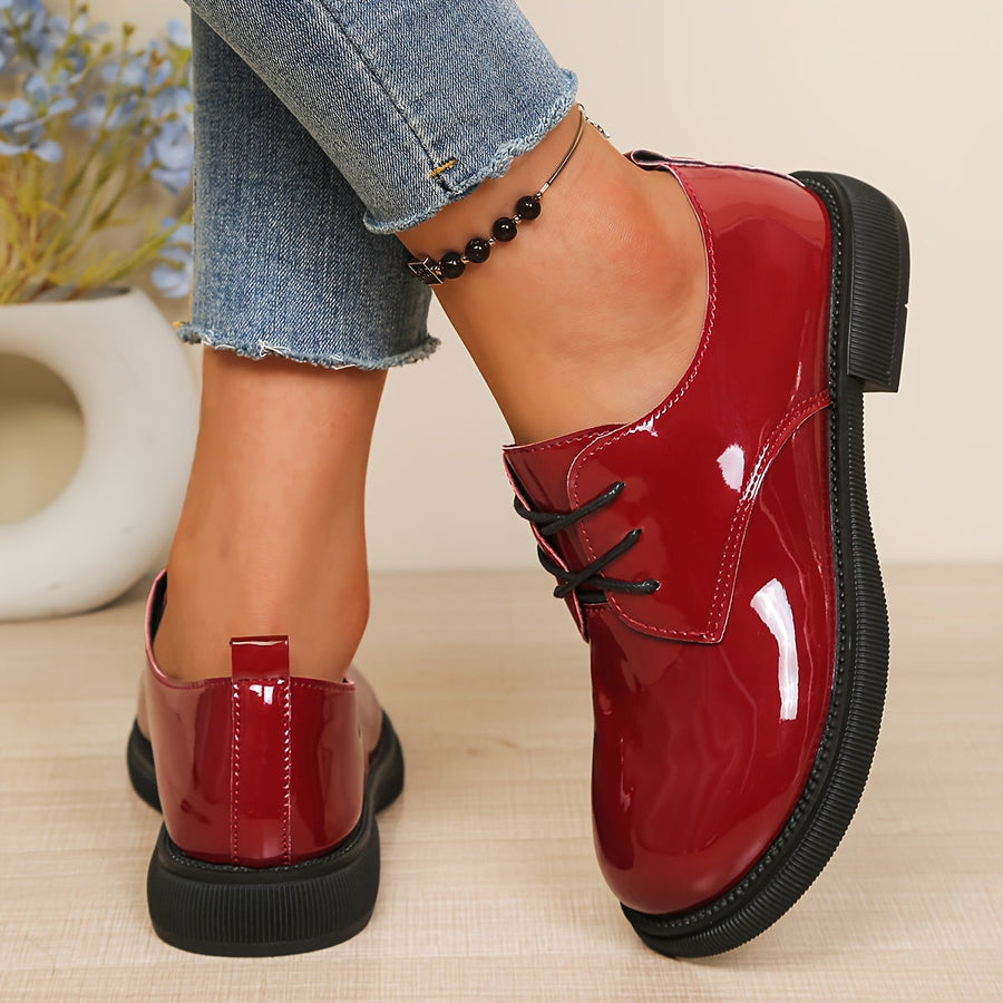 Gelakte platte veterschoenen voor dames met profielzool