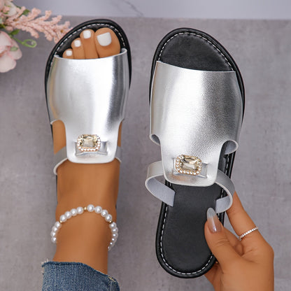 Flache zum Hineinschlüpfen Sandalen für Damen im glamourösen Stil mit trendigem Schmuck  