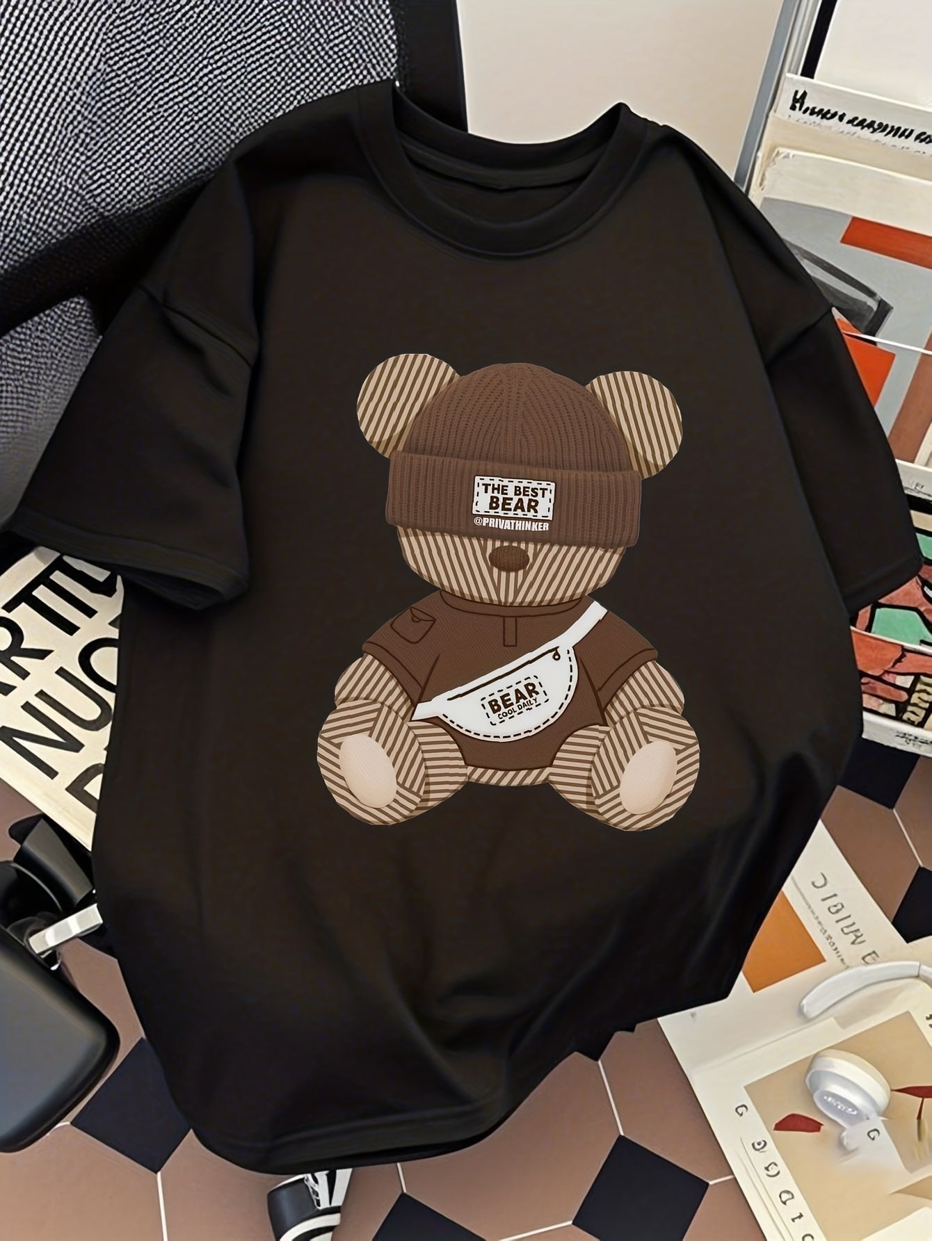 Legeres Herren-T-Shirt mit trendigem Streetwear-Motiv eines urbanen Bären