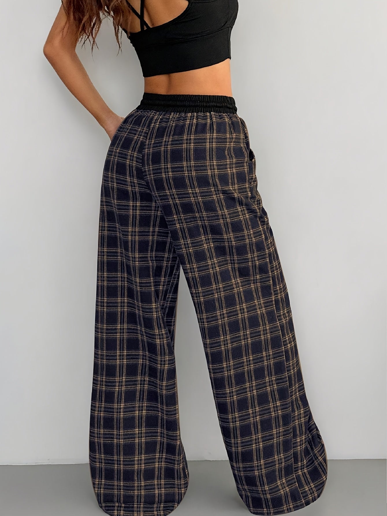 Pantalon large à carreaux style décontracté pour femme, idéal pour la détente ou le week-end