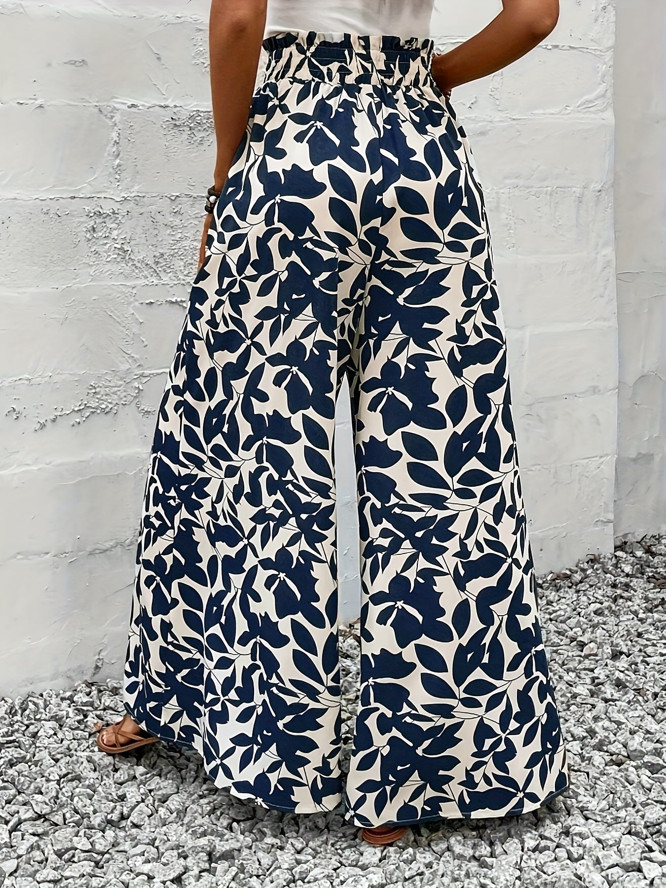 Pantalon large femme style bohème chic taille haute à imprimé feuillage pour occasions estivales et sorties élégantes