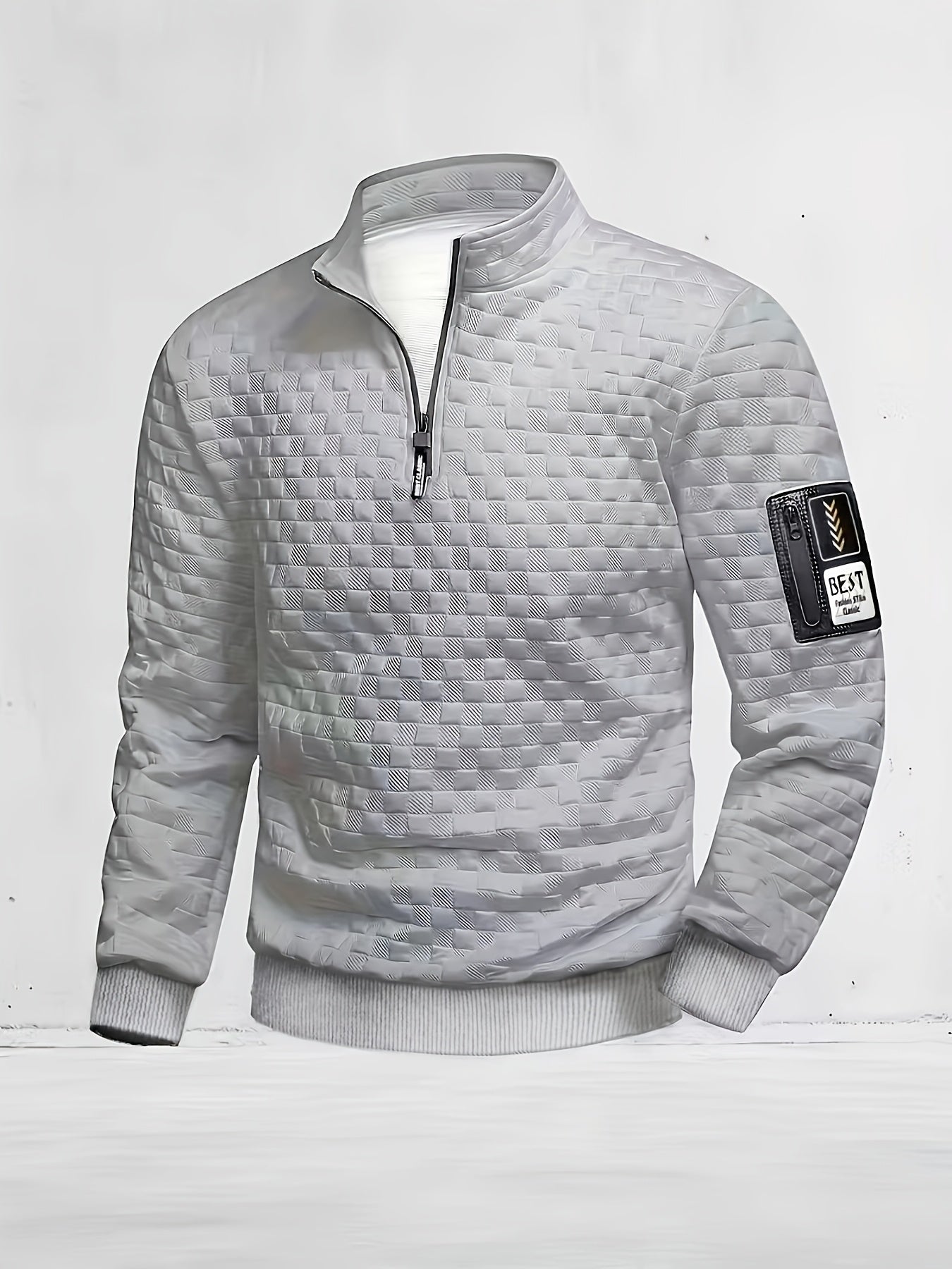 Pull homme matelassé motif géométrique avec col montant zippé et patch manche