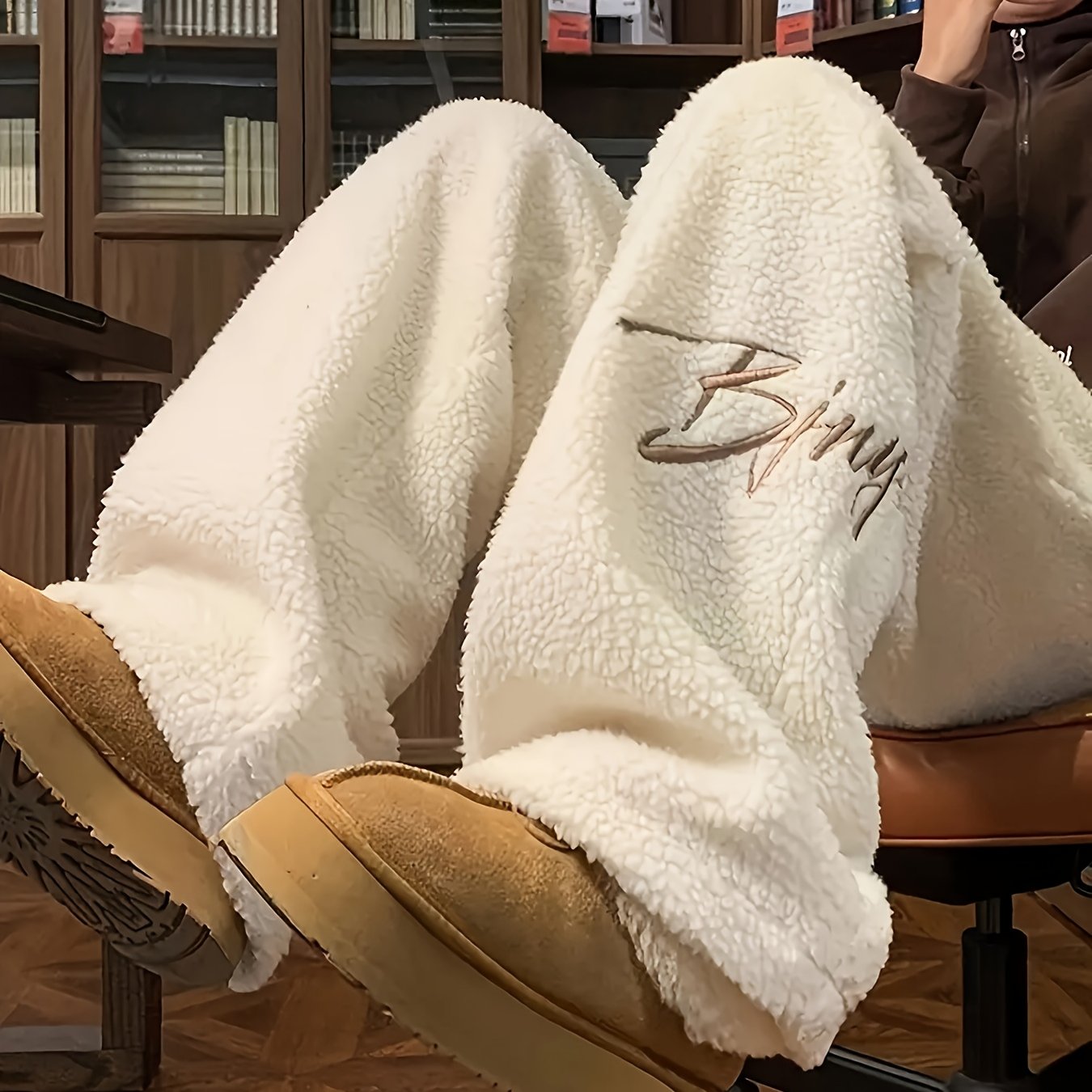Pantalon large doux en tissu pelucheux avec broderie