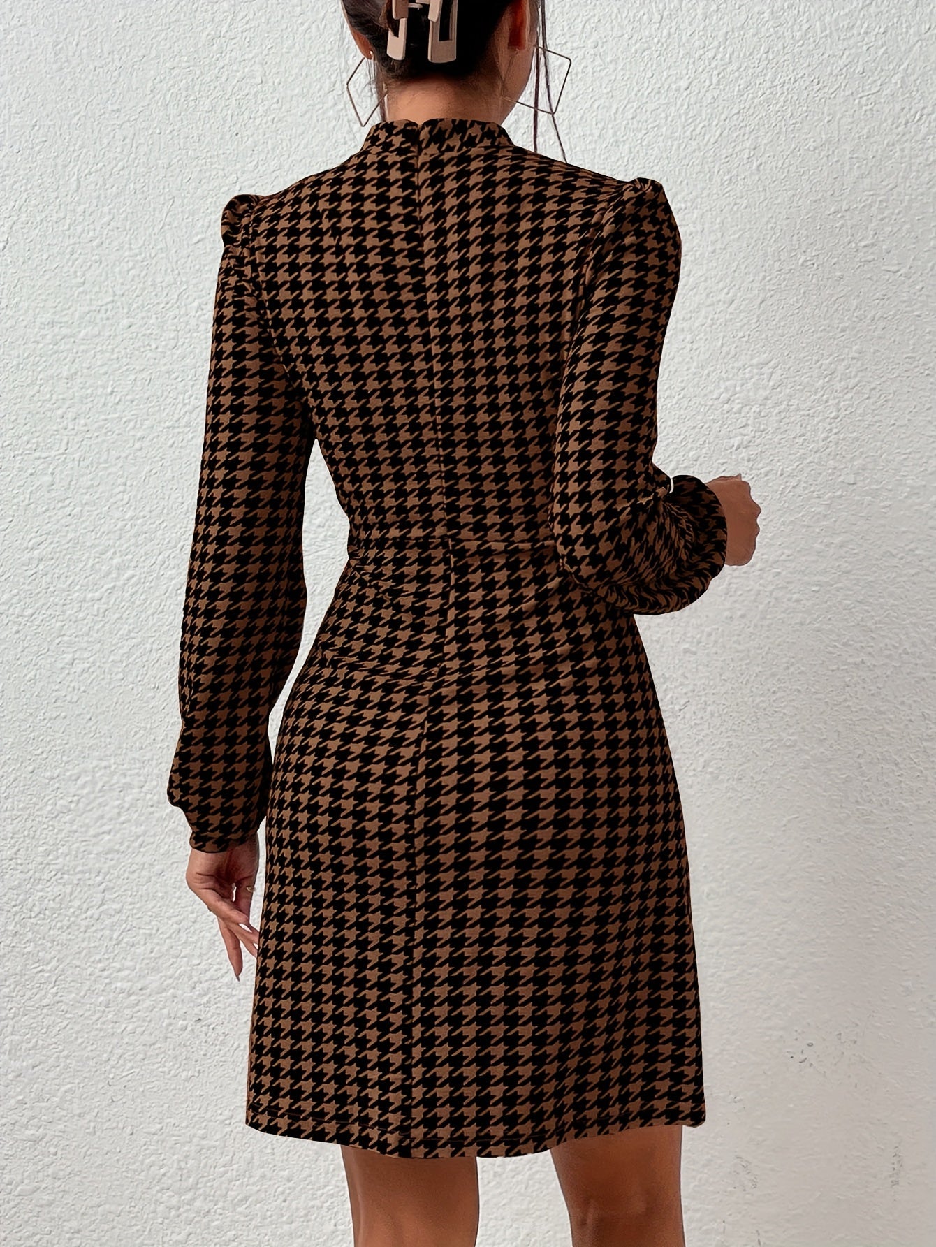 Robe courte Femme motif pied-de-poule marron et noir, manches longues bouffantes