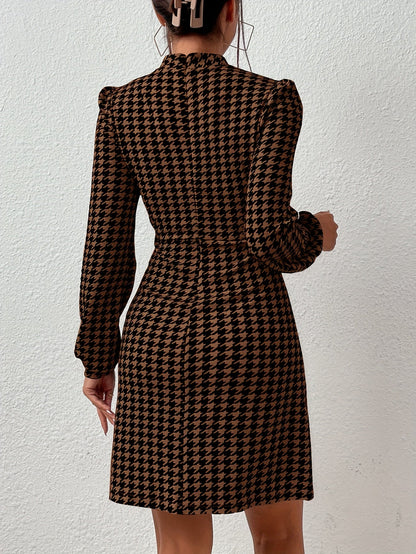 Robe courte Femme motif pied-de-poule marron et noir, manches longues bouffantes