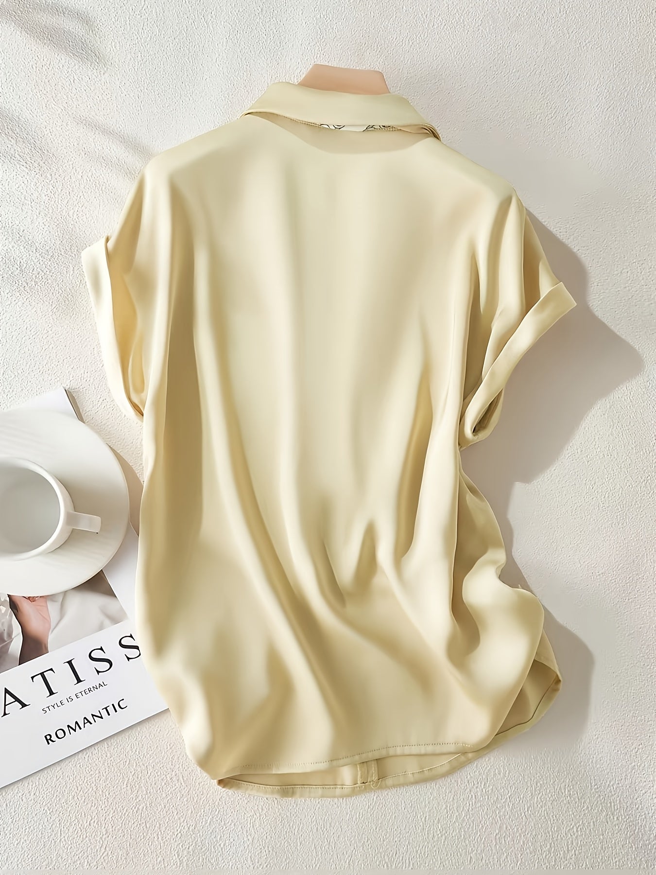 Elegant short-sleeve blouse with collar and scarf for women – Casual chic style