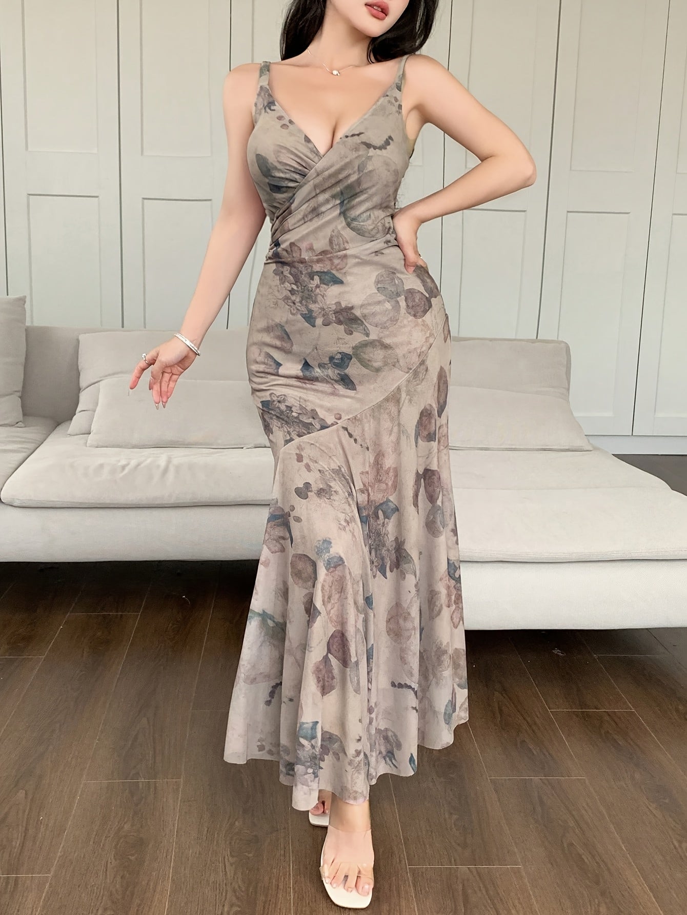Elegantes langes Damenkleid im boho-chicen Stil mit floralem Druck für besondere Anlässe