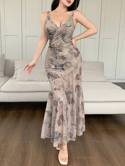Elegantes langes Damenkleid im boho-chicen Stil mit floralem Druck für besondere Anlässe