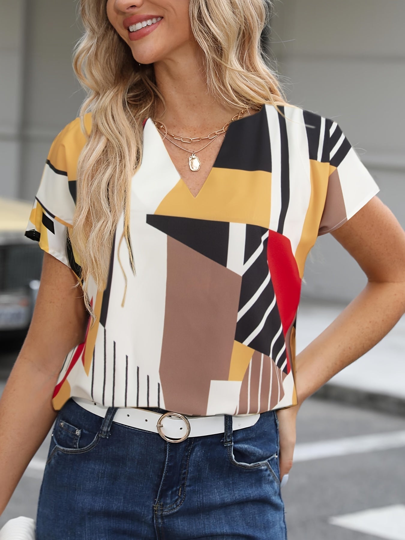 Women's vintage-style blouse with geometric pattern, ideal for everyday wear or the office