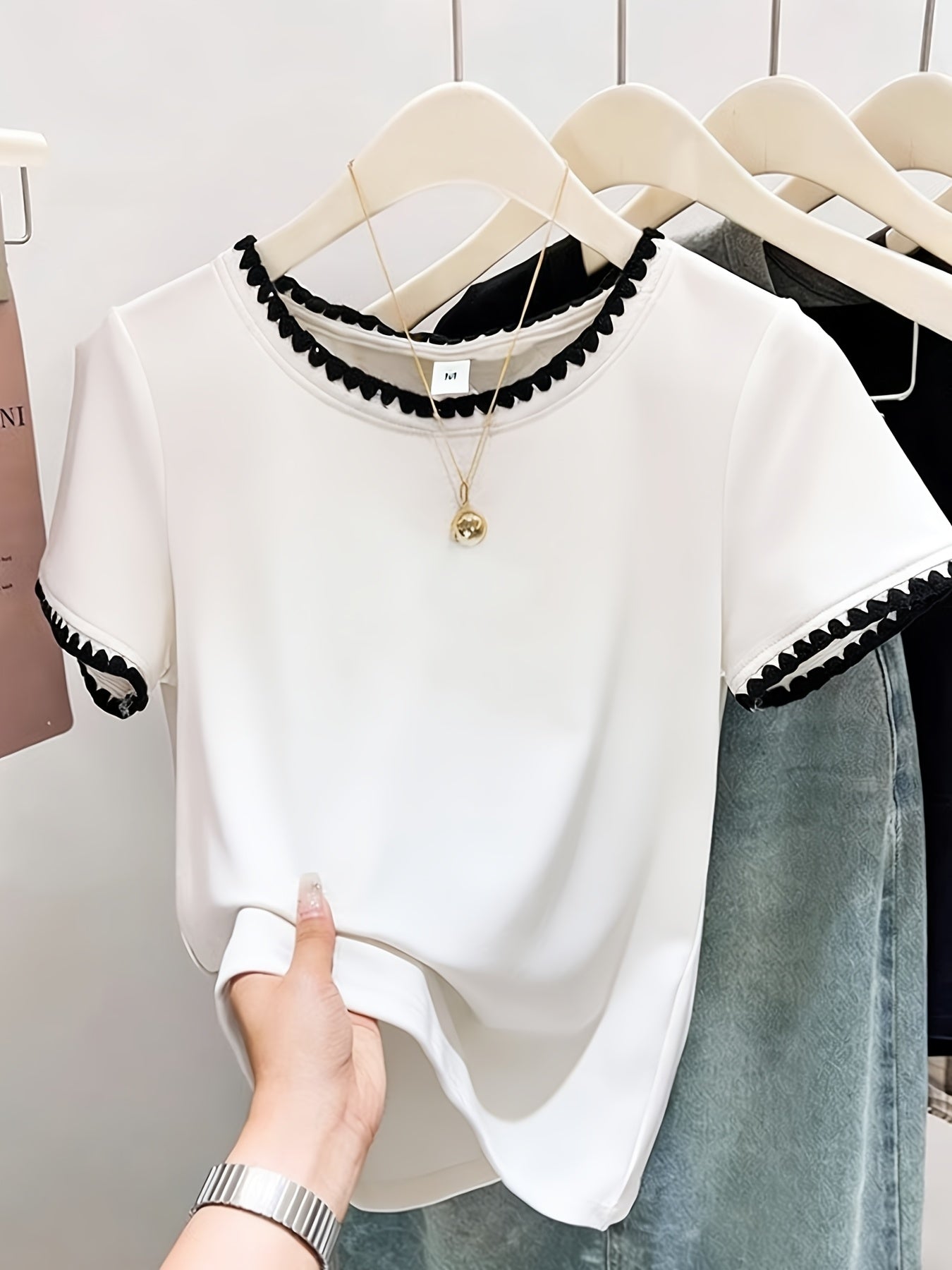 Elegant women's blouse with scalloped collar, chic everyday style
