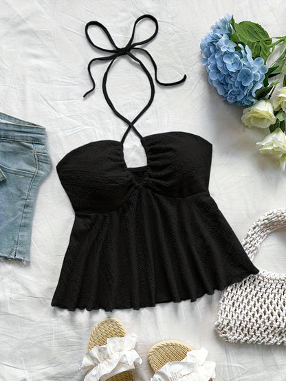 Top femenino de espalda descubierta estilo babydoll bordado para un look veraniego romántico