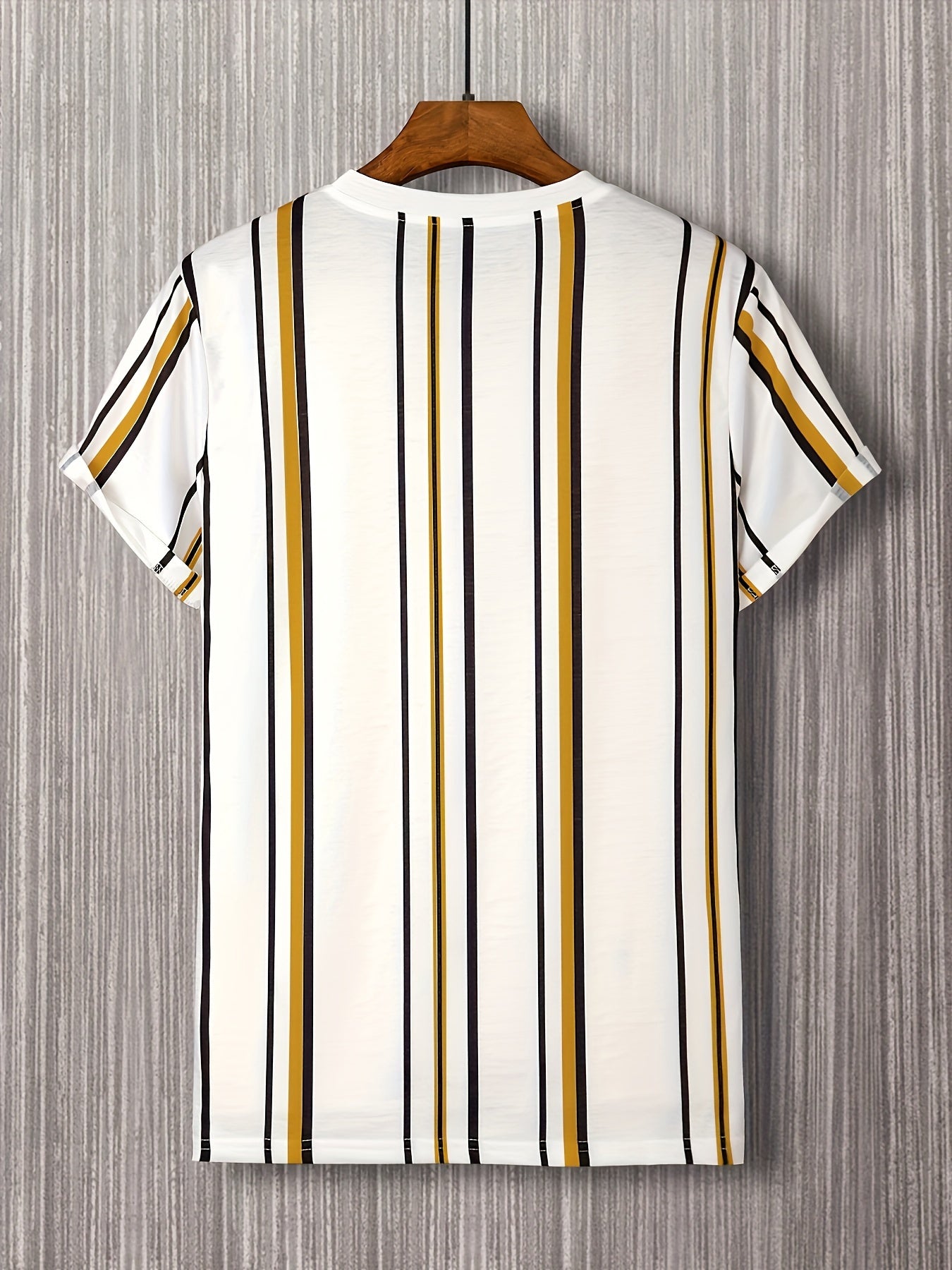 Kurzärmliges Herren-T-Shirt im modernen Stil mit vertikalen Streifen für einen trendigen urbanen Look