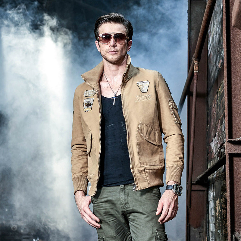 Herrbomberjacka med märken i militärstil