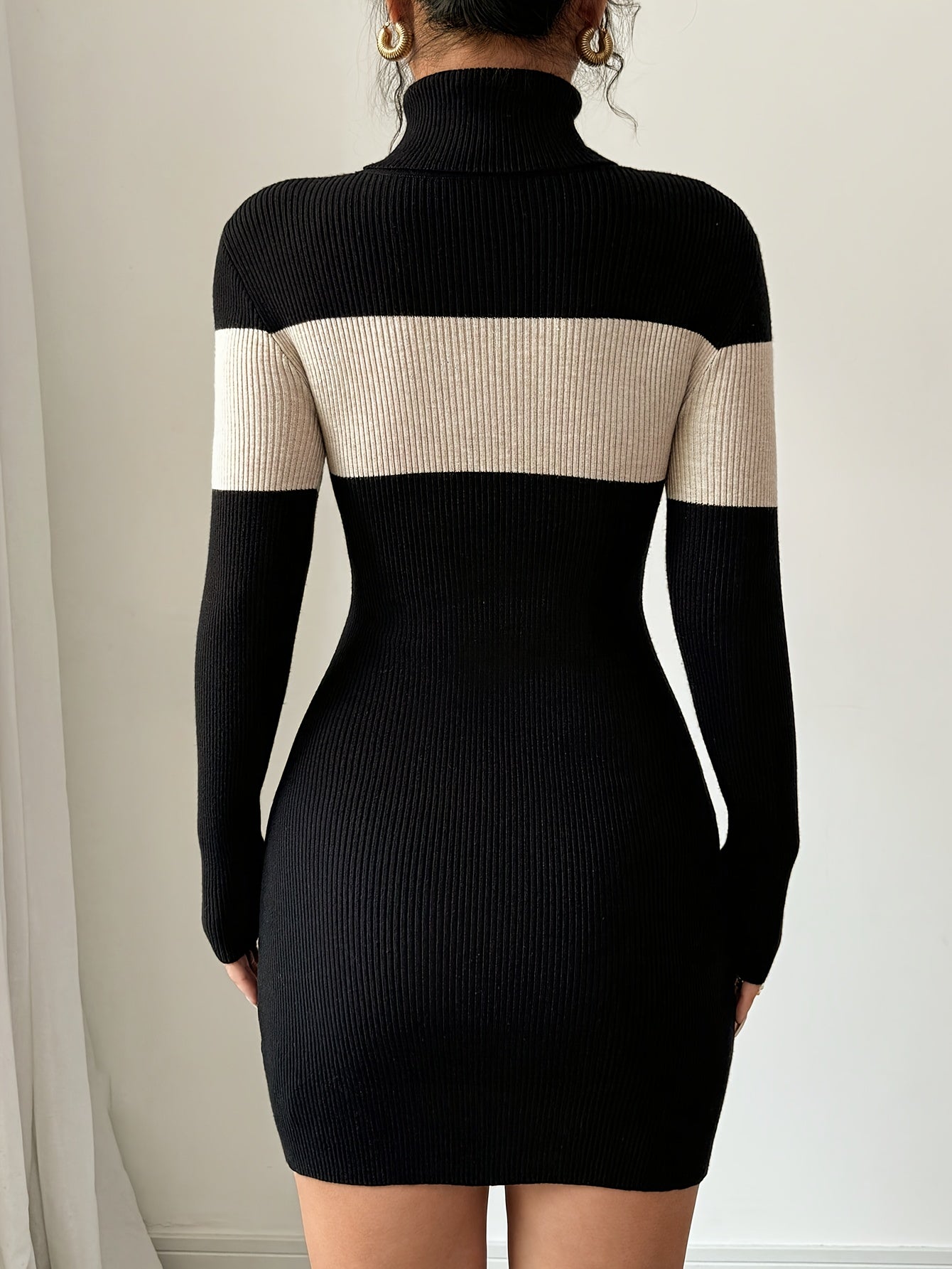 Robe pull moulante côtelée à col roulé femme bicolore noir et écru
