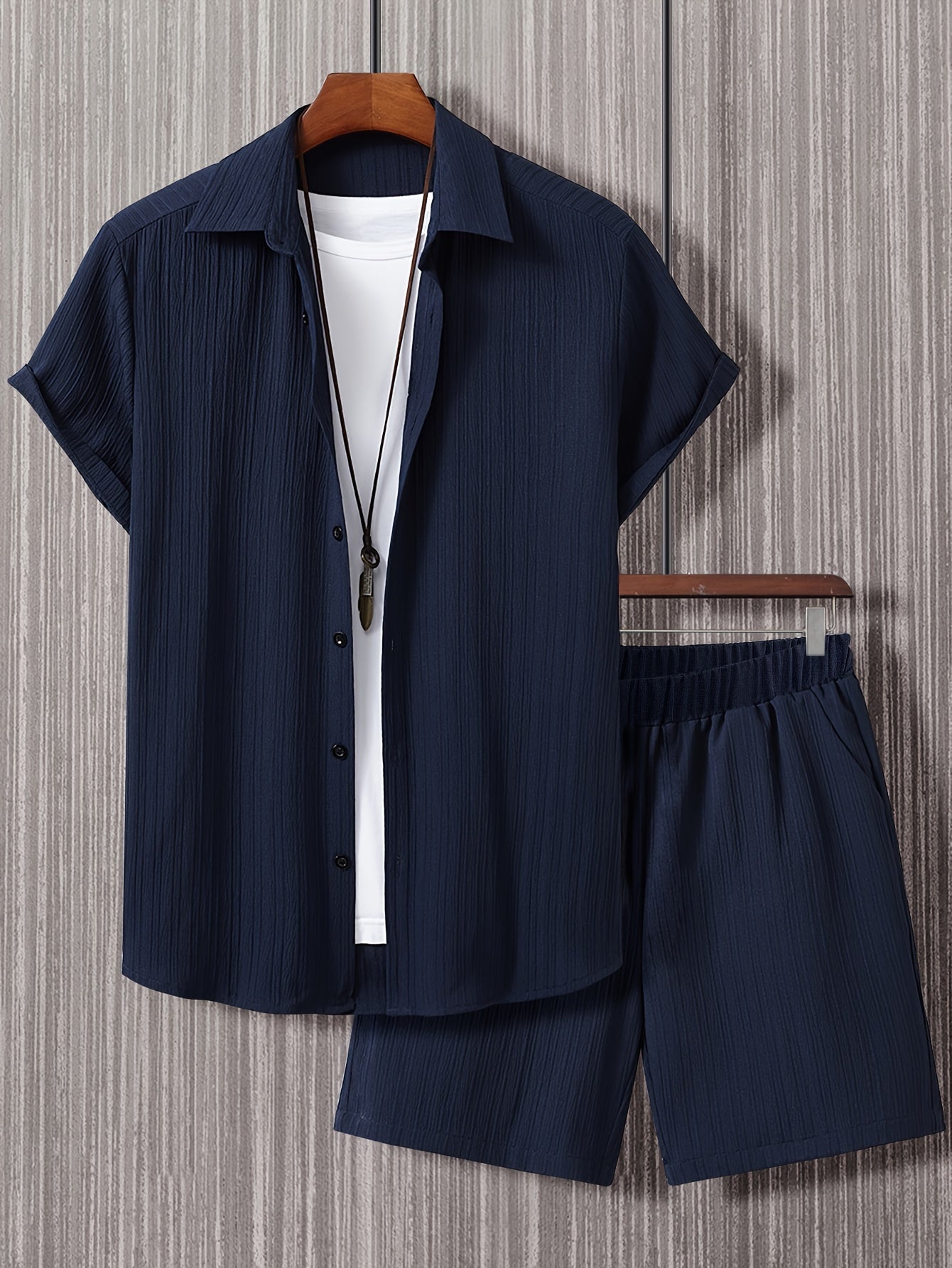 Lässiges Sommeroutfit für Herren, Kurzarmhemd und Shorts, urbaner Stil, ideal für den Sommer