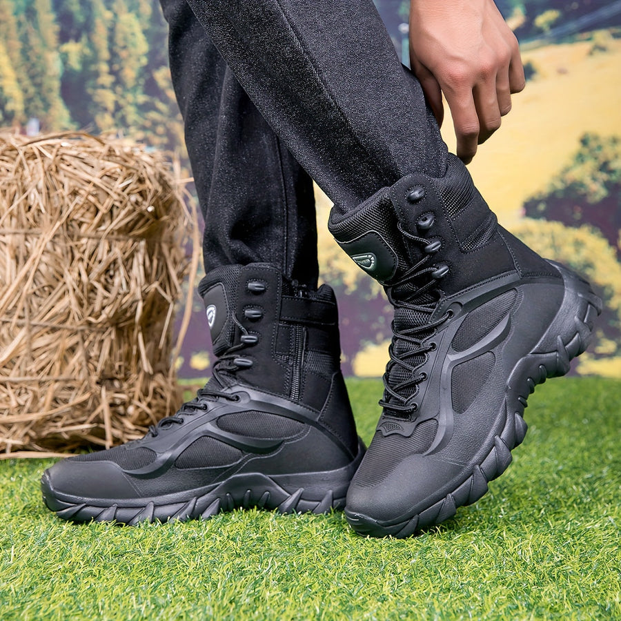 Schwarze hohe taktische Herrenstiefel mit Schnürsenkeln und profilierter Sohle