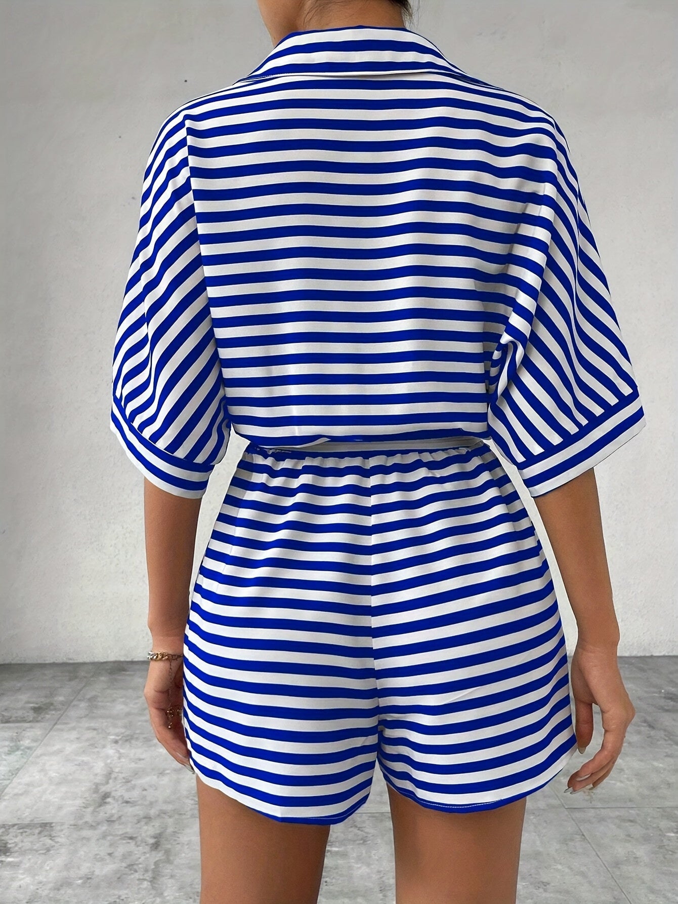 Lässiger gestreifter Damen-Shorts-Overall – schicker und bequemer Sommerstil