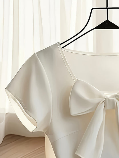 Elegant damebluse med korte ærmer og dekorativ sløjfe, chic stil til kontor og udflugter