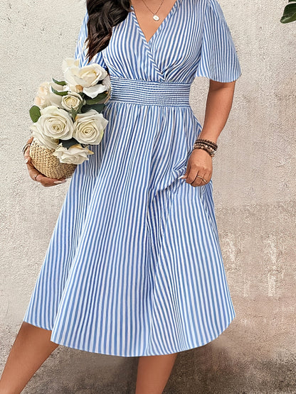 Robe élégante à rayures pour femme, style croisé et taille smockée, idéale pour les occasions spéciales