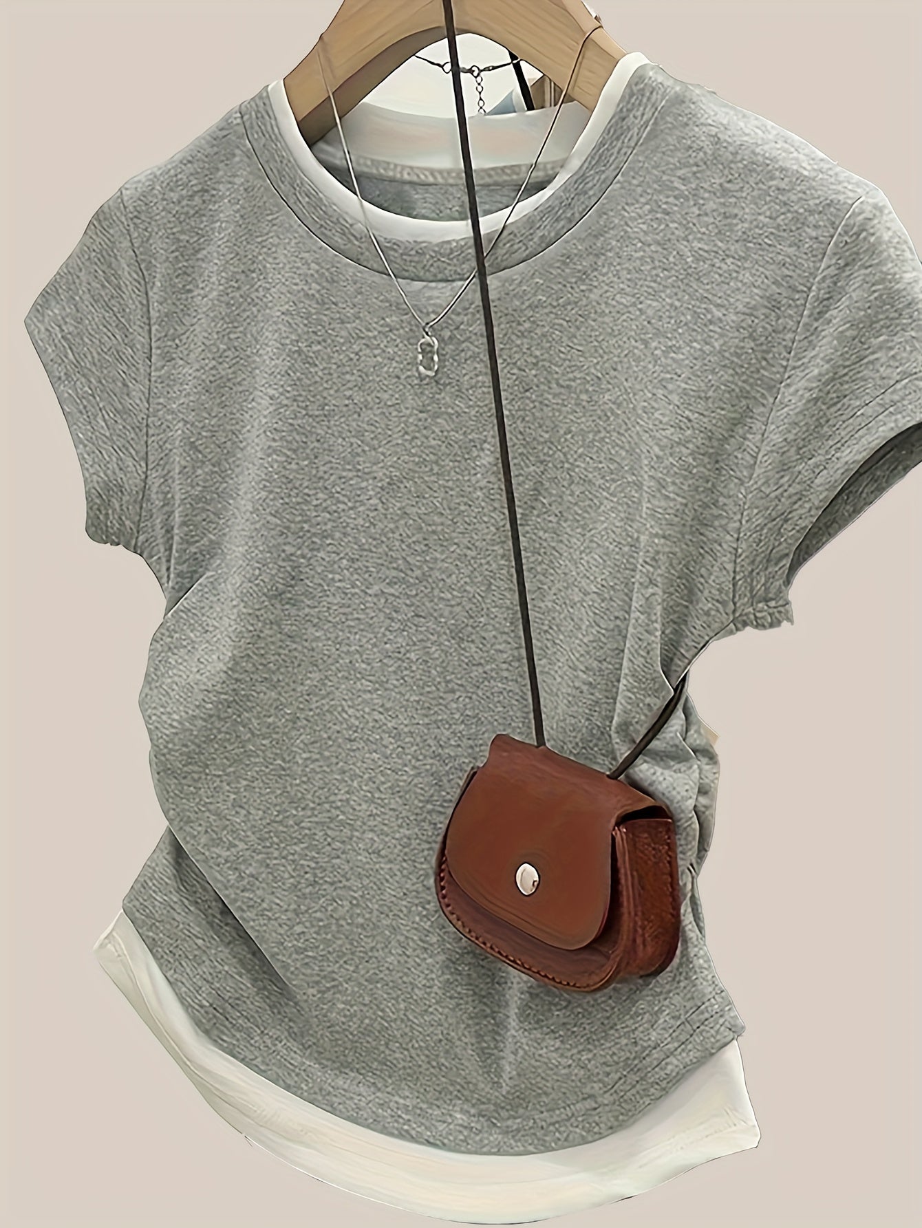 T-shirt décontracté femme style superposé tendance pour un look urbain chic