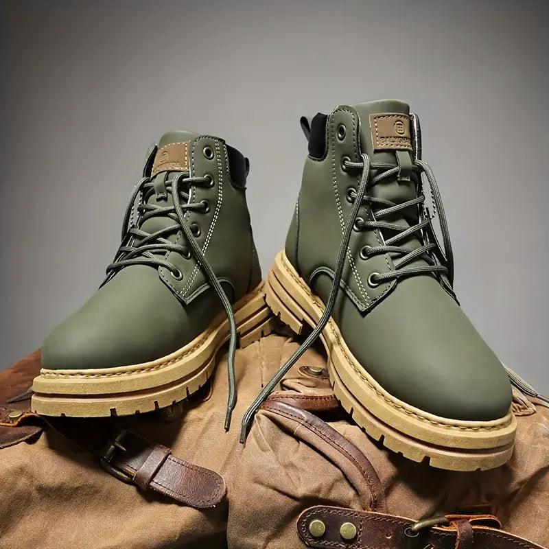 Bottes de randonnée robustes homme style urbain et aventure