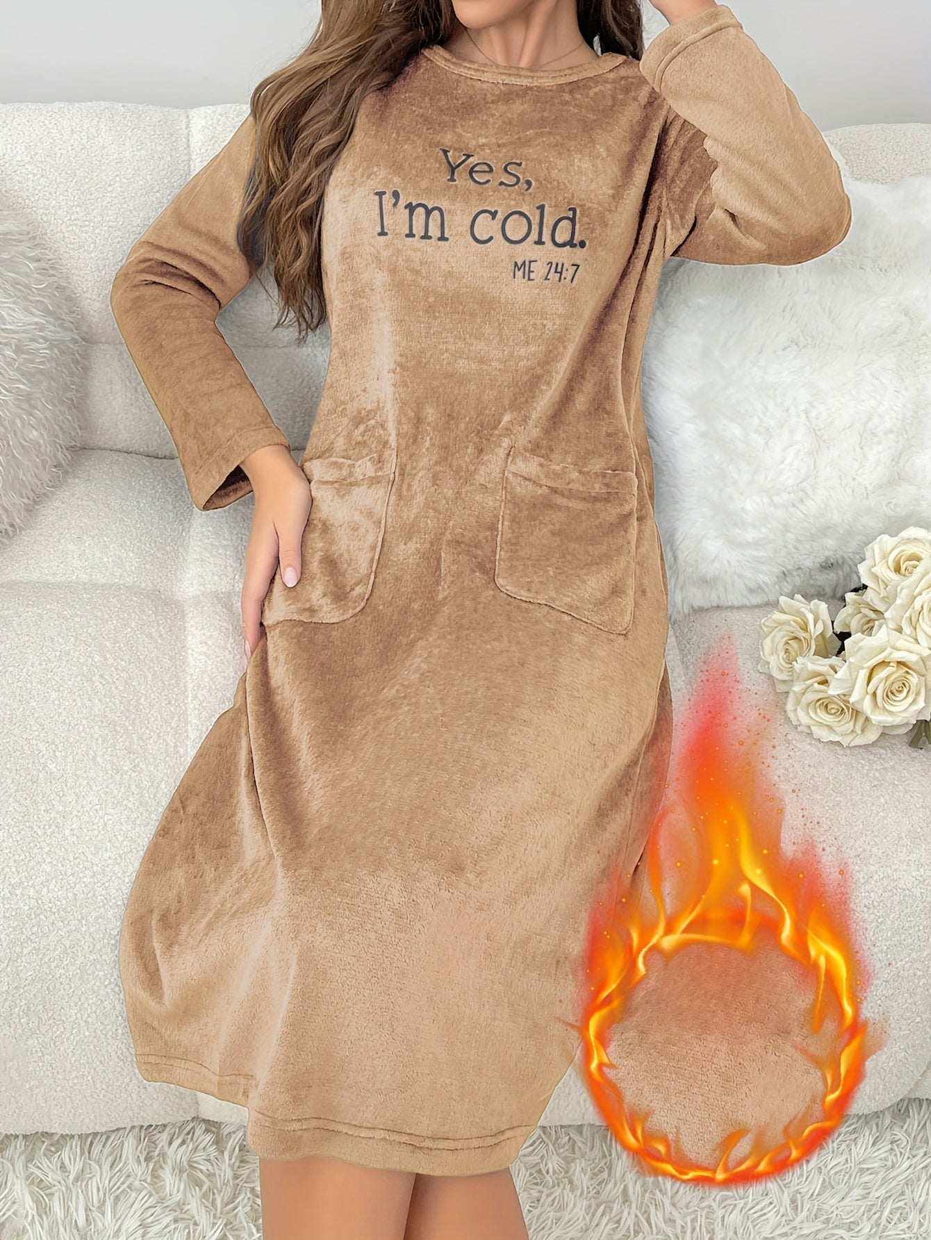 Robe de Nuit en Polaire Douce Femme - Manches Longues, Col Rond, Poches, Motif Brodé "Yes, I'm cold."