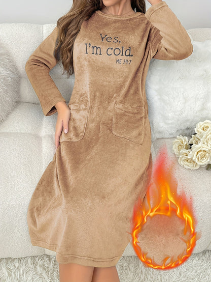 Robe de Nuit en Polaire Douce Femme - Manches Longues, Col Rond, Poches, Motif Brodé "Yes, I'm cold."