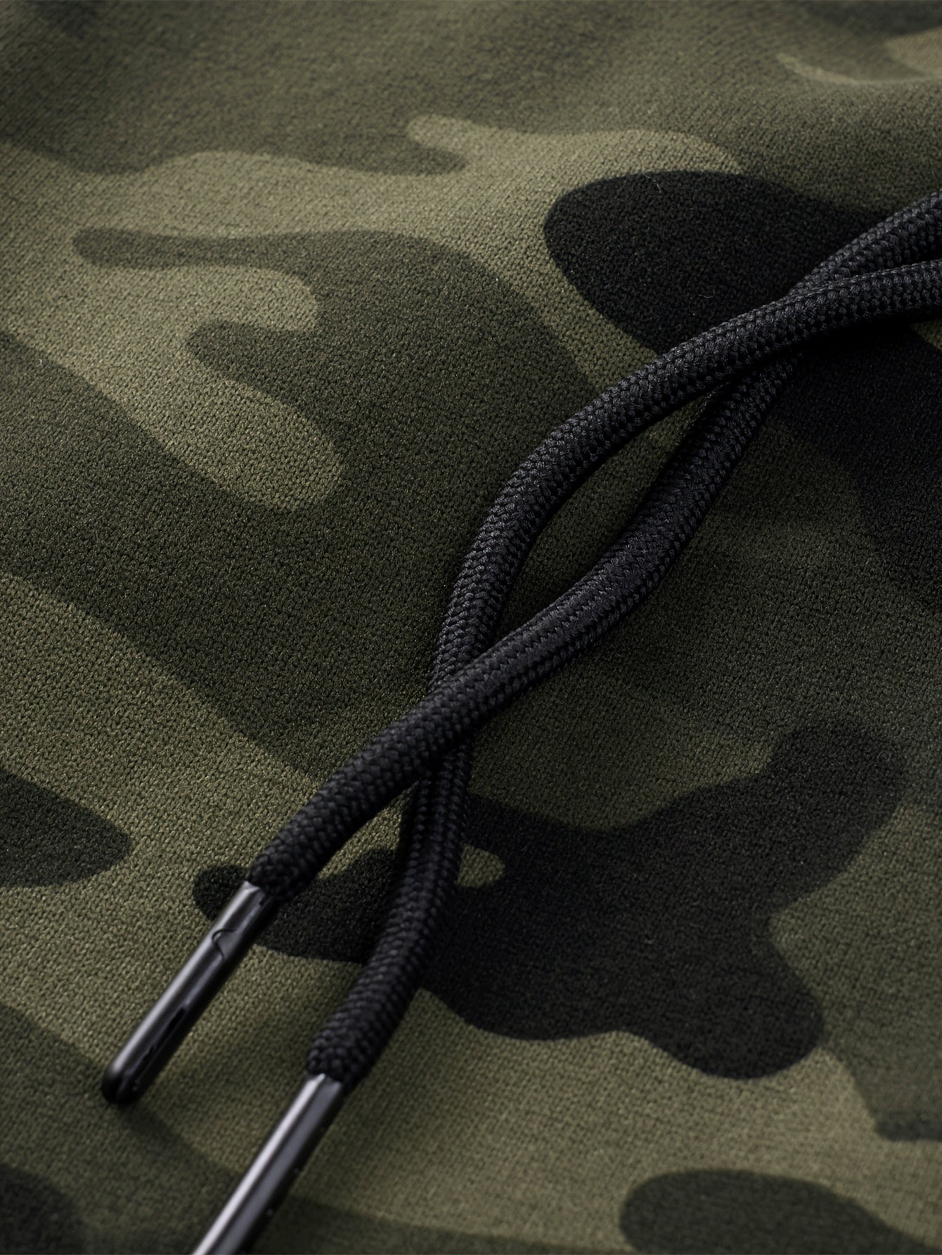 Ensemble survêtement camouflage kaki et noir homme avec veste à capuche zippée