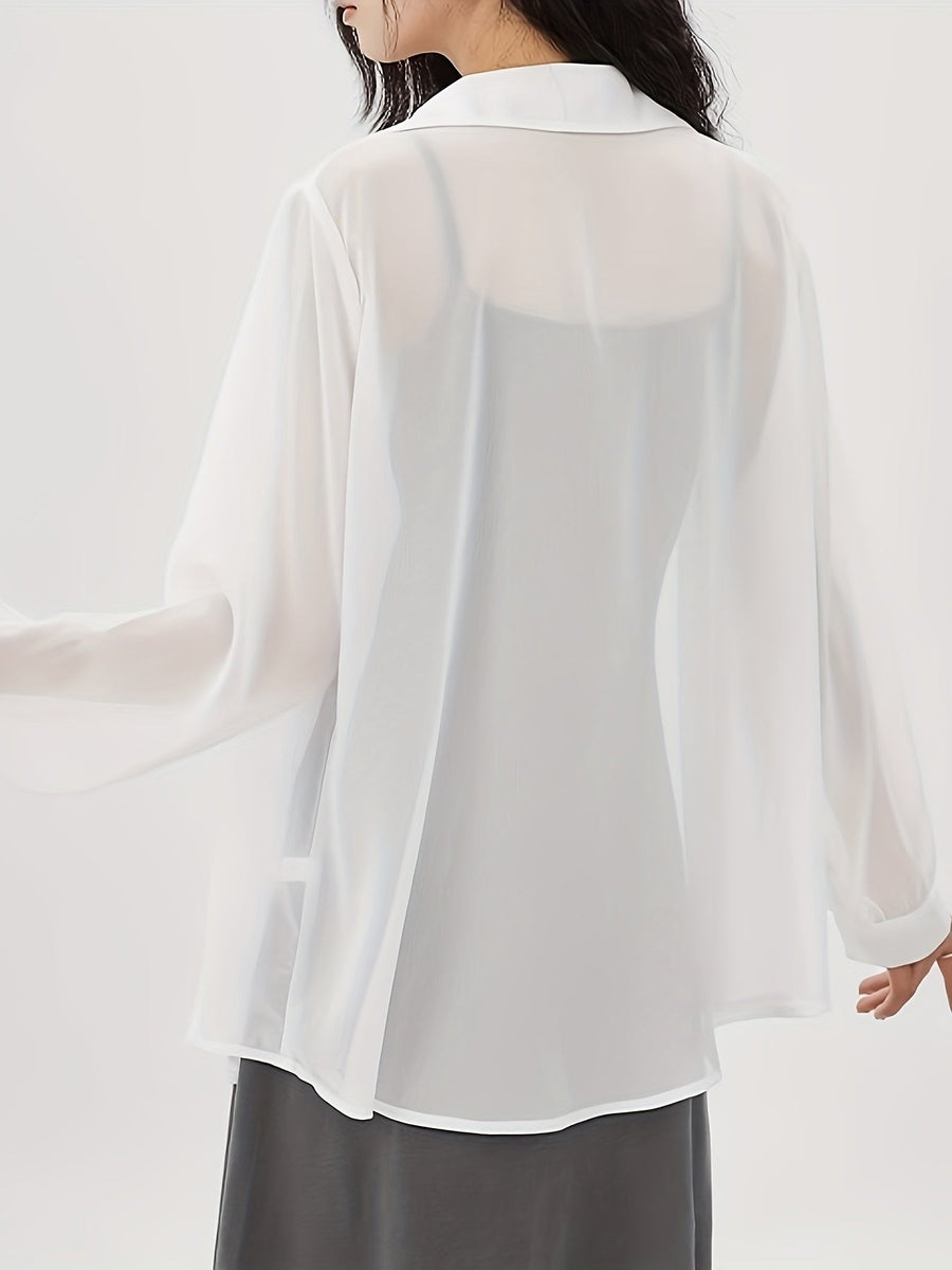 Lös damblus med knappar i avslappnad stil, perfekt för elegant lager-på-lager-look