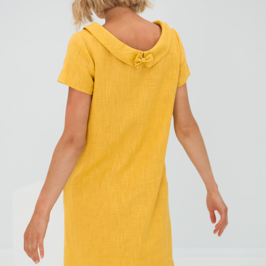Robe courte col bateau manches courtes en tissu doux uni