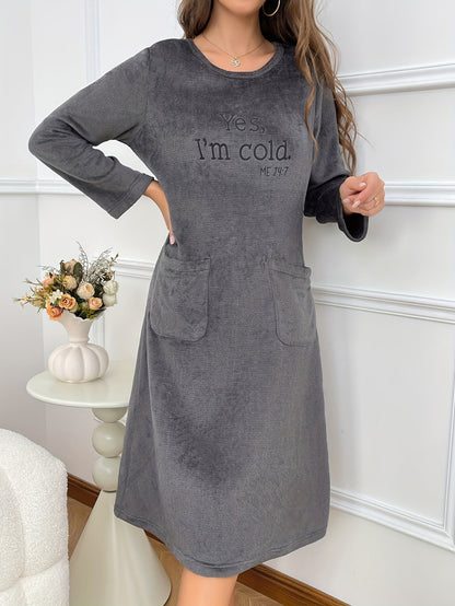 Robe de Nuit en Polaire Douce Femme - Manches Longues, Col Rond, Poches, Motif Brodé "Yes, I'm cold."