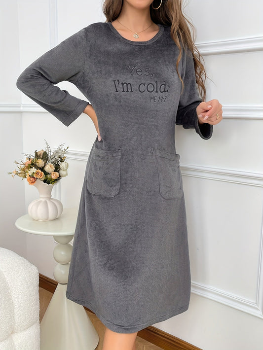 Robe de Nuit en Polaire Douce Femme - Manches Longues, Col Rond, Poches, Motif Brodé "Yes, I'm cold."