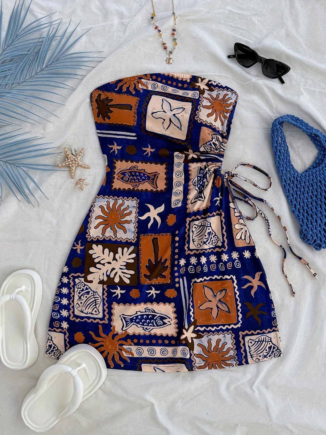 Kurzes trägerloses Damenkleid im Küstenstil mit tropischem Muster – ideal für Urlaub und Strand