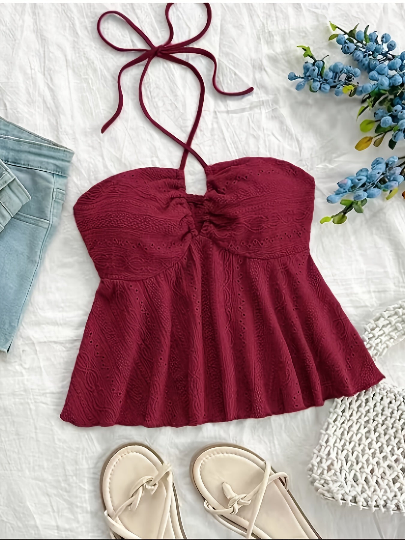 Top femenino de espalda descubierta estilo babydoll bordado para un look veraniego romántico