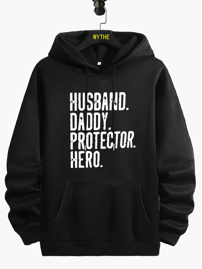Herrtröja med huva och tryck - HUSBAND DADDY PROTECTOR HERO - Avslappnad stil Perfekt present