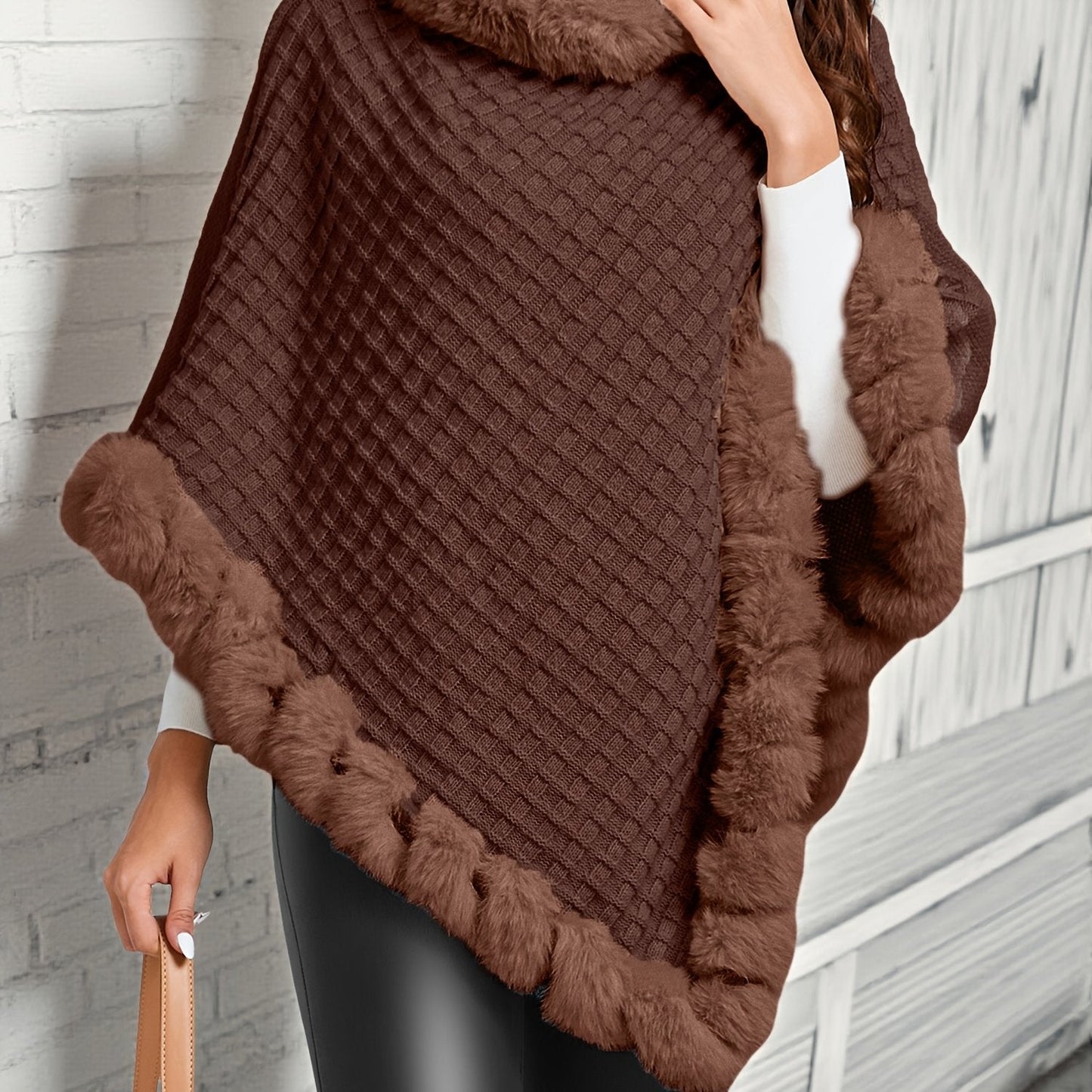 Poncho Femme Tricoté Motif Losanges Gris avec Bordure en Fausse Fourrure