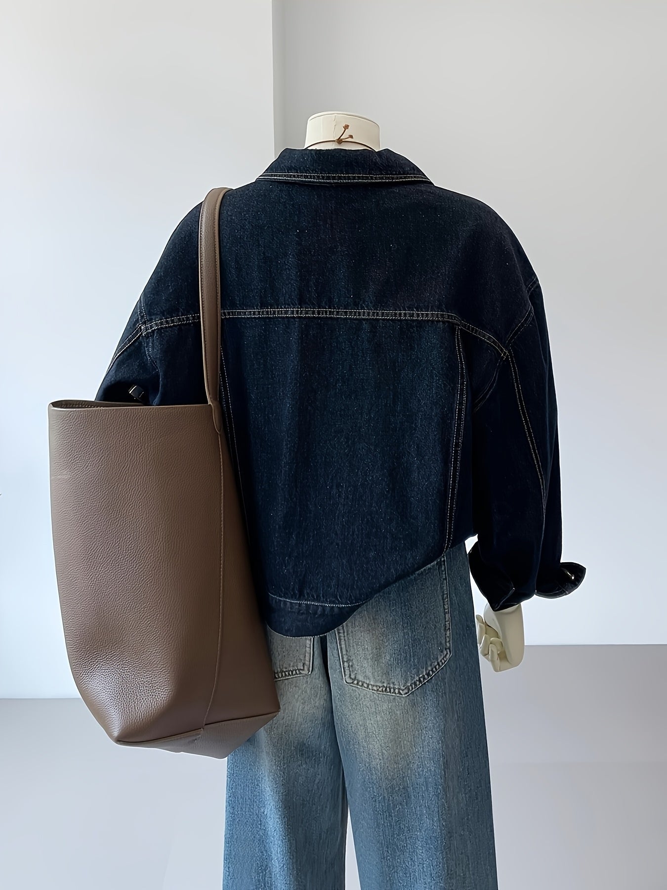 Veste en jean femme bleu foncé coupe courte et ample avec coutures apparentes
