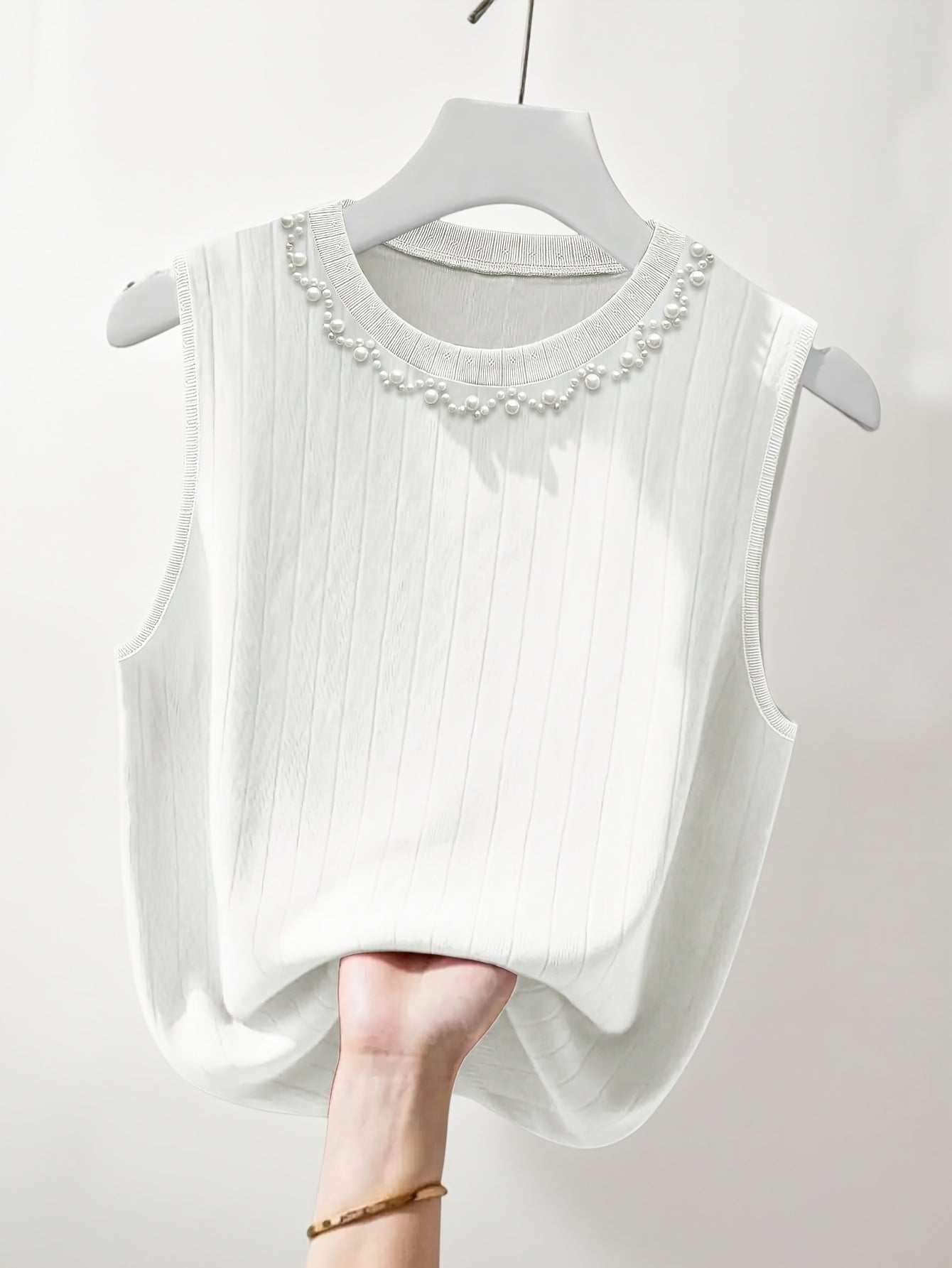 Elegante dames mouwloze top met parelmoerlook en ronde hals, geschikt voor uitgaan of kantoor