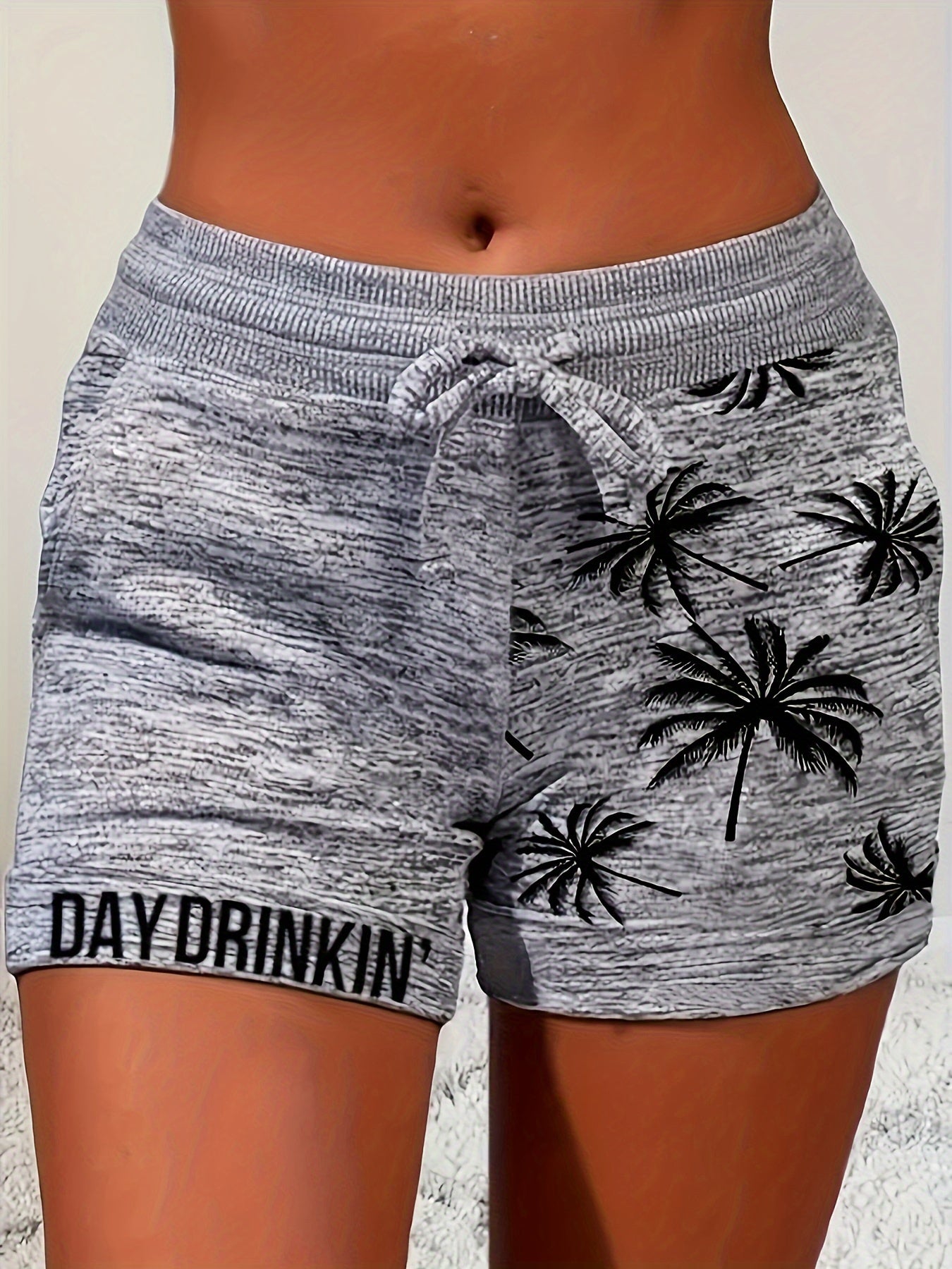 Damen-Freizeithose im Urlaubsstil mit Palmenmuster und Aufschrift „DAY DRINKIN'“ – ideal für Sommer und Freizeit