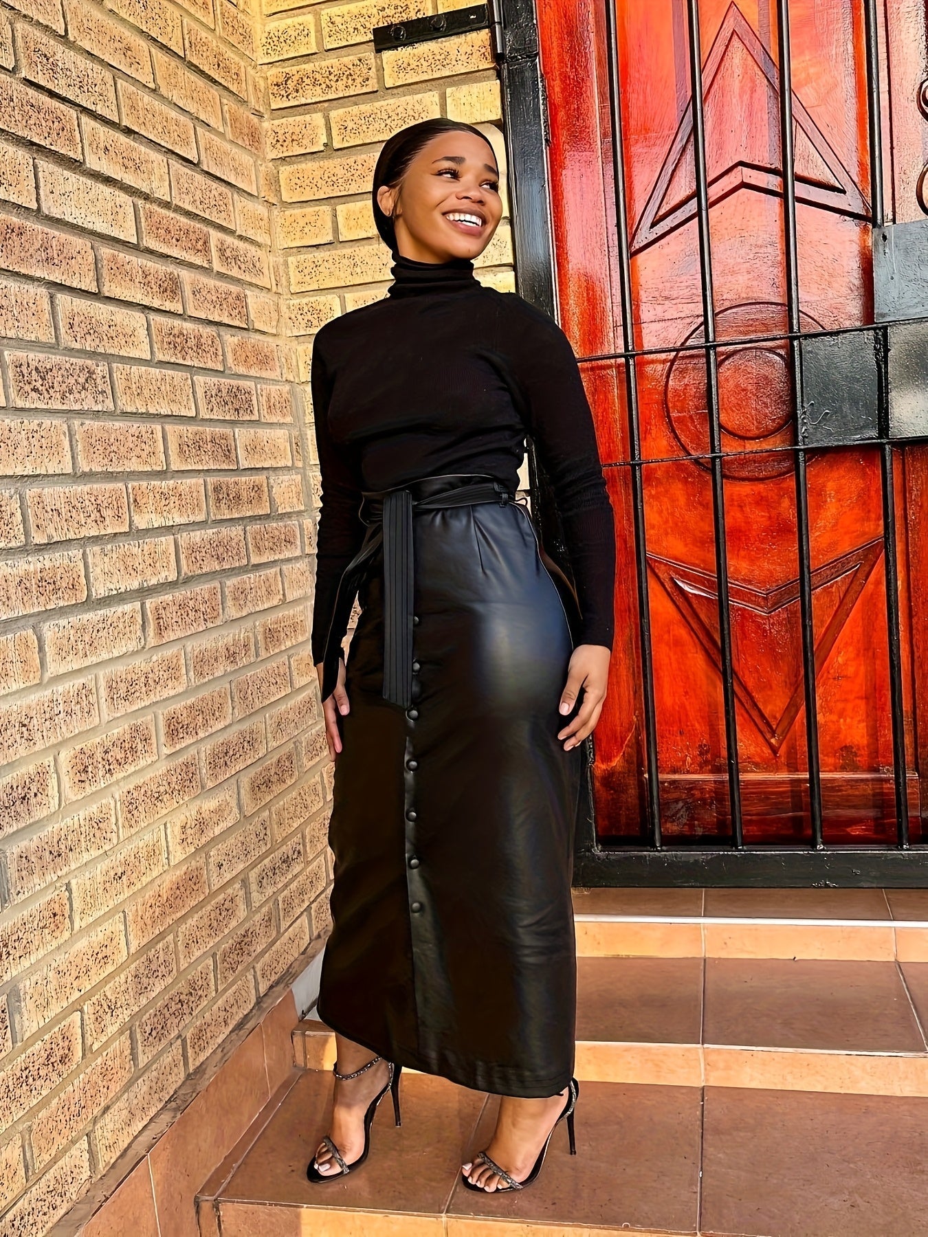 Jupe longue femme noire aspect cuir boutonnée devant avec ceinture à nouer
