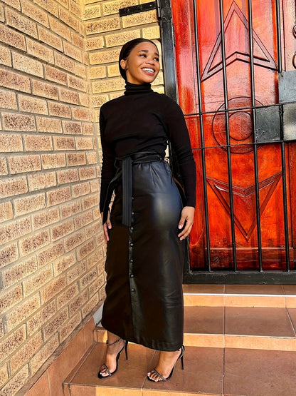 Jupe longue femme noire aspect cuir boutonnée devant avec ceinture à nouer