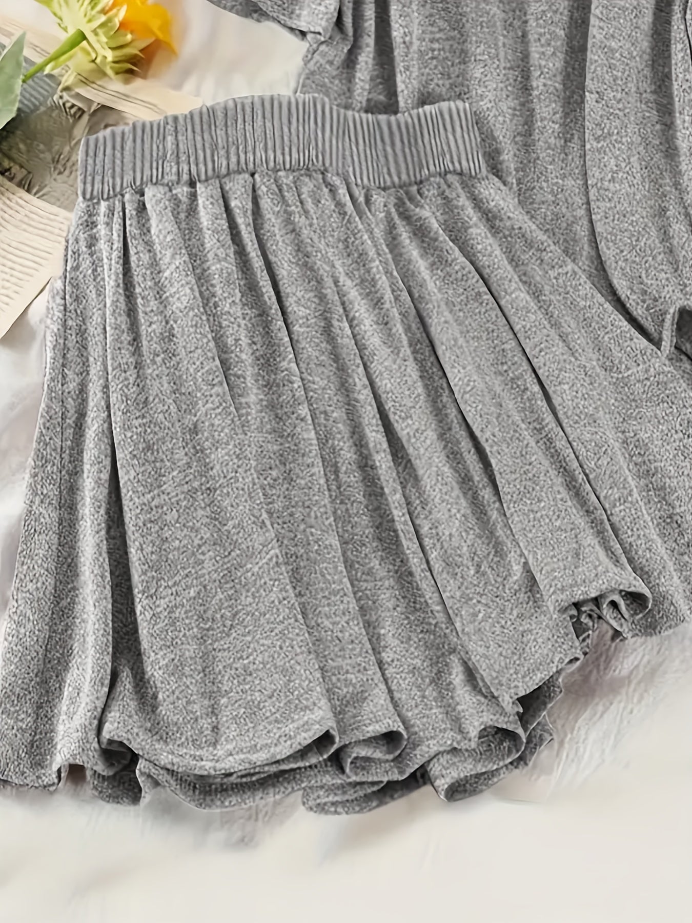 Ensemble décontracté à capuche pour femme - T-shirt ample et short pour détente et loisirs