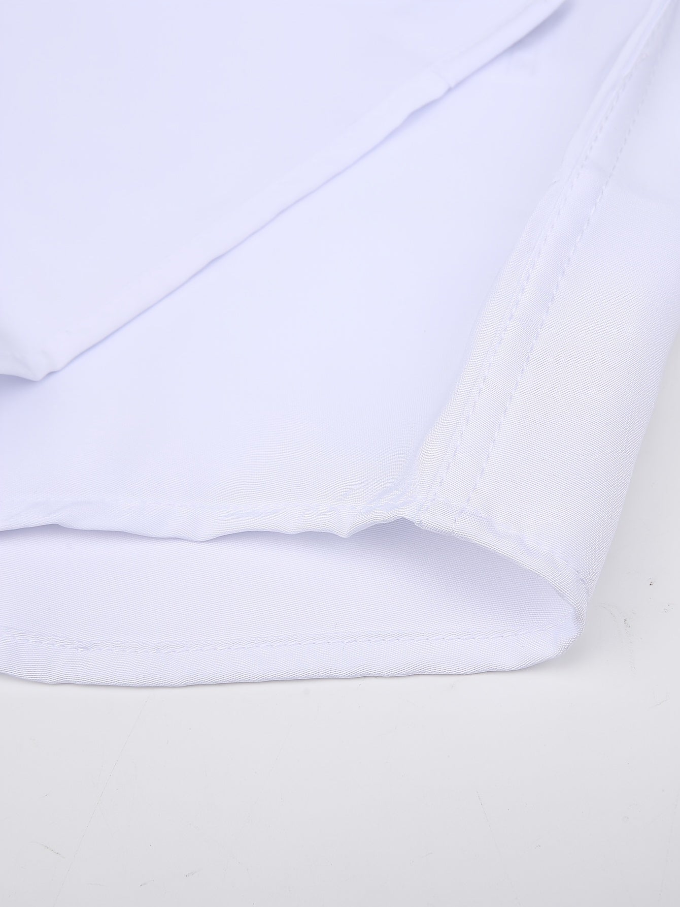 Chemise habillée homme blanche avec plastron plissé et boutons noirs