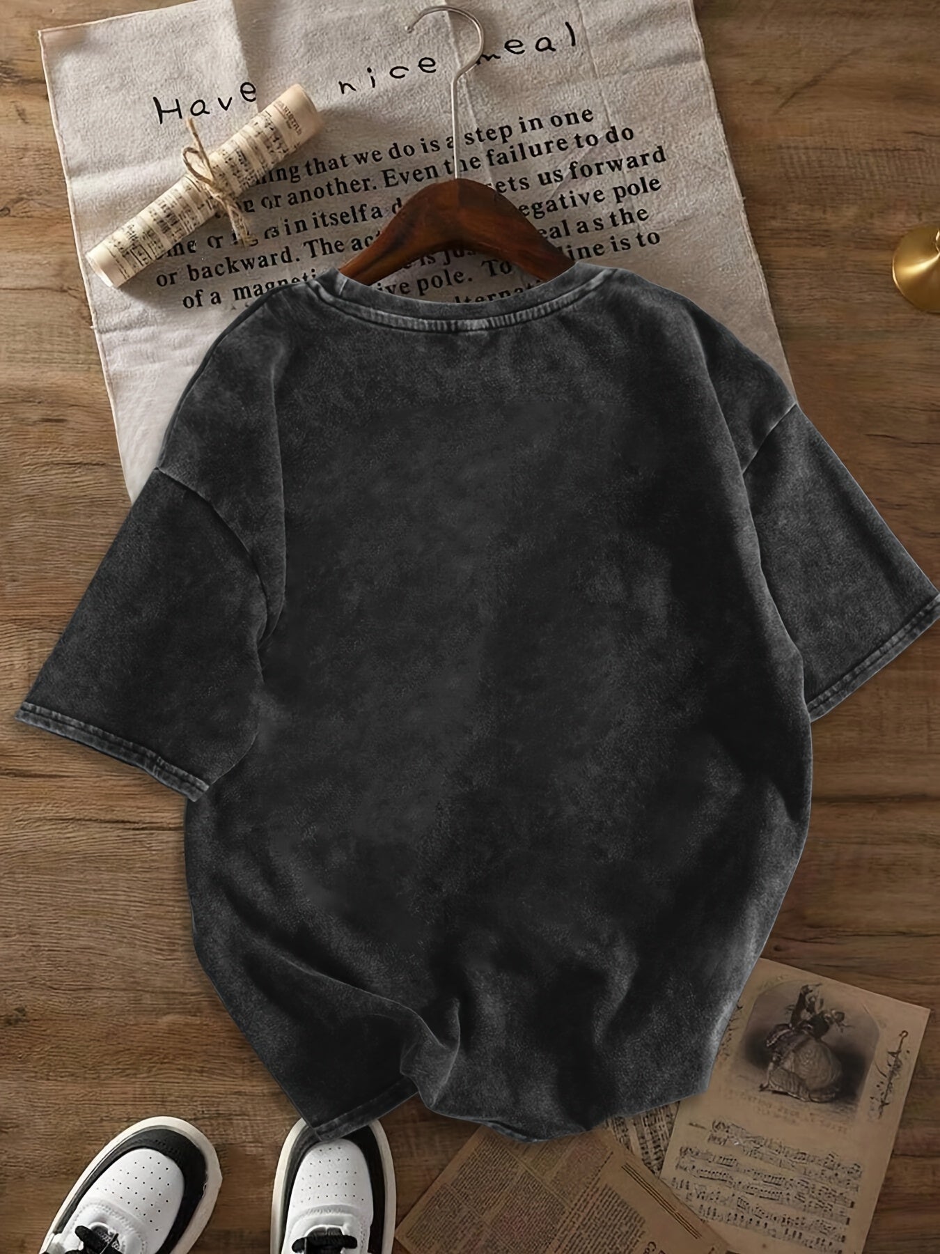 T-shirt Femme Style Vintage avec Chat Mangeant des Nouilles – Graphique Japonais, Décontracté et Original