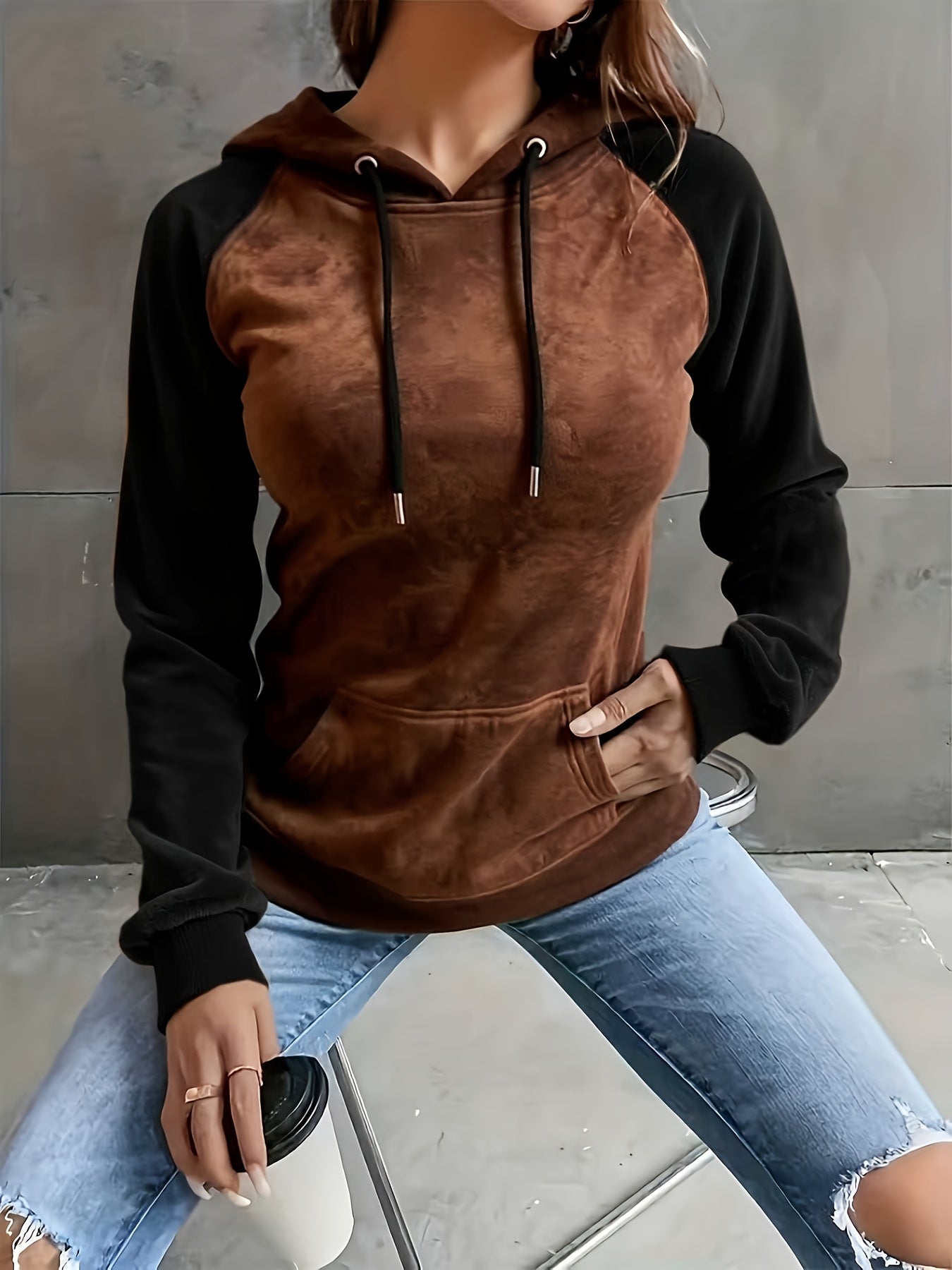 Sweat à Capuche Femme Bicolore Marron et Noir avec Manches Raglan